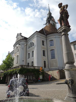 Schwyz Kirche und Brunnen