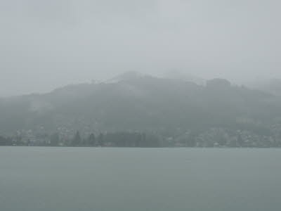 ... schneebedeckte Berge oberhalb des Thuner Sees